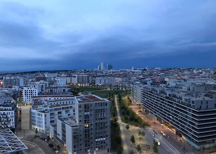 Stunning View Over In Center Appartamento *